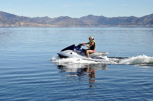 אישה נוהג באופנוע ים עם ביטוח כלי שיט ימי